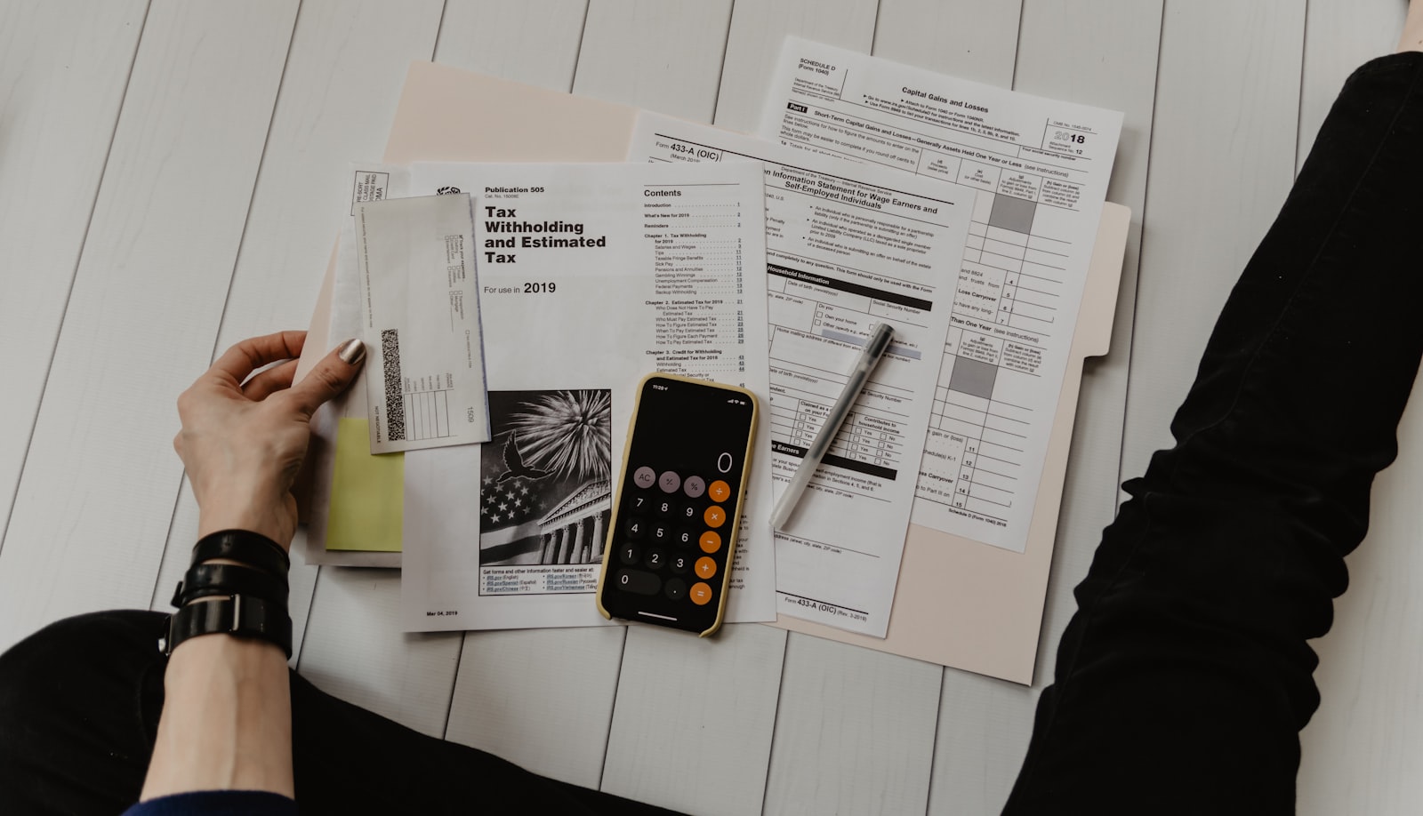 Mesa de trabalho contábil com documentos e análise financeira